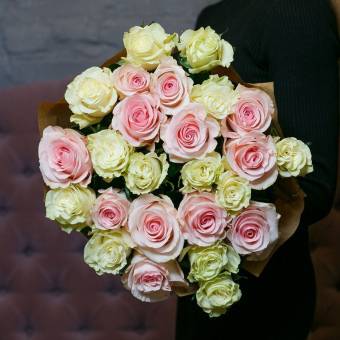 25 белых и розовых эквадорских роз 70 см