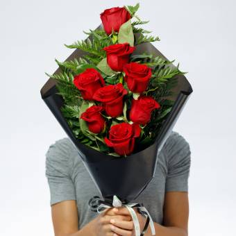 Траурный букет из 8 красных роз 50 см (Эквадор)