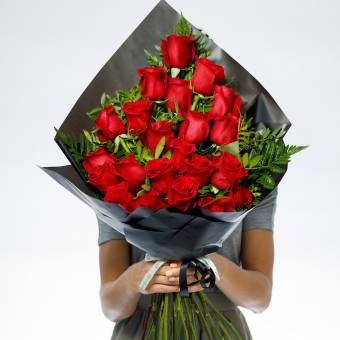 Траурный букет из 22 красных роз 50 см (Эквадор)