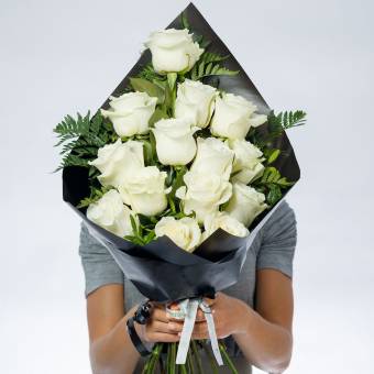 Траурный букет из 14 белых роз 50 см (Эквадор)