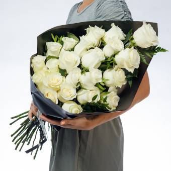 Траурный букет из 22 белых роз 50 см (Эквадор)