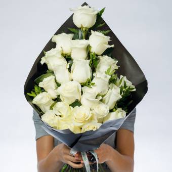 Траурный букет из 22 белых роз 50 см (Эквадор)