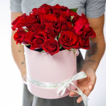 Букет в шляпной коробке S из 25 красных роз (Россия)