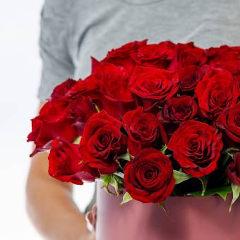 Букет в шляпной коробке М из 35 красных роз (Россия)