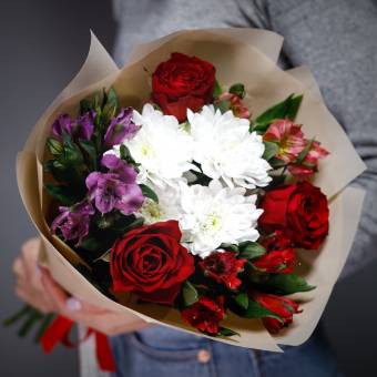 Букет с красными розами, альстромерией и хризантемой