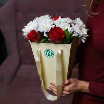 Цветочная сумочка с кенийскими красными розами и хризантемой - S