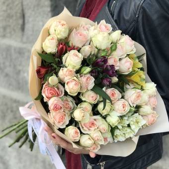 Букет из пионовидных кустовых роз Мадам Бомбастик и альстромерии