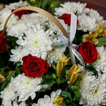 Корзина с красными розами (Кения), хризантемой, альстромерией и зеленью