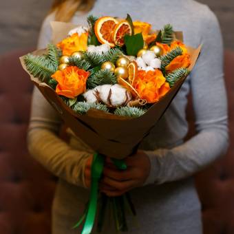 Новогодний букет из 5 оранжевых роз 50 см (Кения)