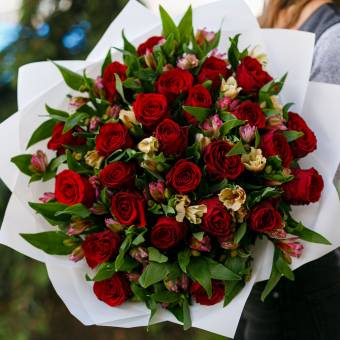 Букет из красных роз (Кения) и альстромерии - L