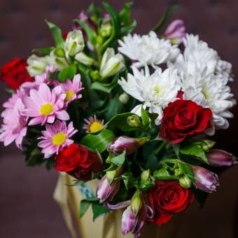 Цветочная сумочка с красными кенийскими розами, альстромерией и хризантемой - L