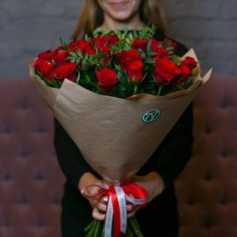 Букет из 35 красных роз 50 см (Кения) с фисташкой в крафте