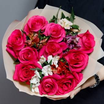 Букет из розовых эквадорских роз и альстромерии микс - M