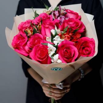 Букет из розовых эквадорских роз и альстромерии микс - M