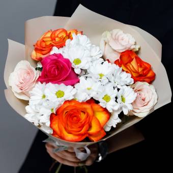 Букет из эквадорских роз микс и хризантемы - M