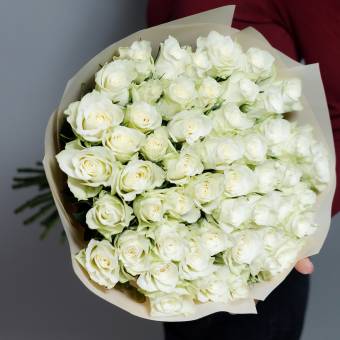 Букет из 51 белой розы 50 см (Кения) в крафте