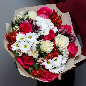 Букет из белых и розовых эквадорских роз и альстромерий микс - L