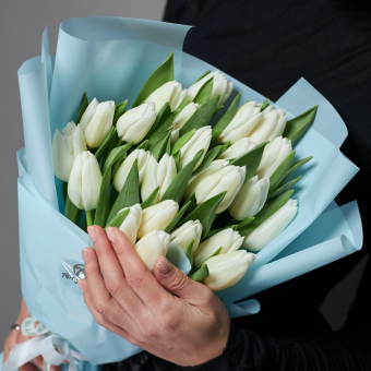 Букет из 25 белых тюльпанов (Голландия) в корейской упаковке