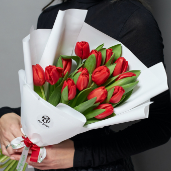 Букет из 15 красных тюльпанов (Голландия) в корейской упаковке