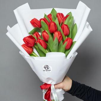 Букет из 15 красных тюльпанов (Голландия) в корейской упаковке