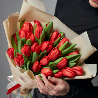 Букет из 35 красных тюльпанов (Голландия) в корейской упаковке
