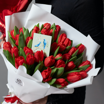 Набор размер XL с букетом из 51 красного тюльпана (Голландия) в корейской упаковке