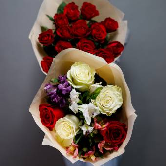 Букет из красных и белых эквадорских роз и альстромерии - S