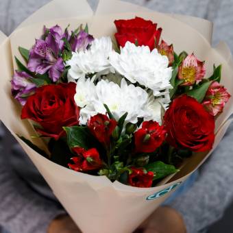 Букет из красных роз, хризантемы и альстромерии микс