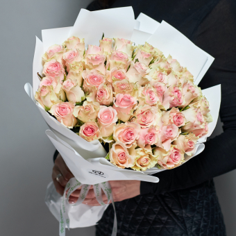Букет из 51 розовой розы Кения (35 см) в корейской упаковке