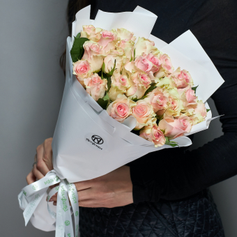 Букет из 25 розовых роз Кения (35 см) в корейской упаковке