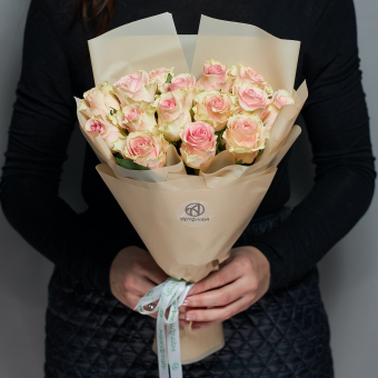 Букет из 15 розовых роз Кения (35 см) в корейской упаковке