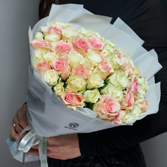 Букет из 51 белой и розовой розы Кения (35 см) в корейской упаковке