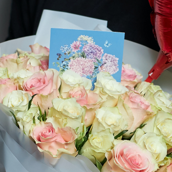 Набор размер XL с букетом из 51 белой и розовой розы Кения (35 см) в корейской упаковке