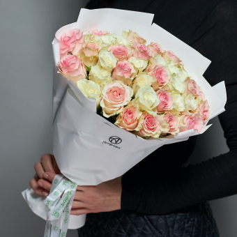 Букет из 35 белых и розовых роз Кения (35 см) в корейской упаковке