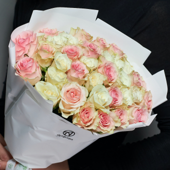 Букет из 35 белых и розовых роз Кения (35 см) в корейской упаковке