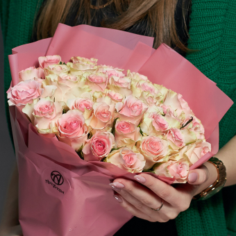 Букет из 35 розовых роз Кения (35 см) в корейской упаковке