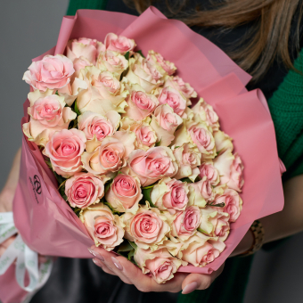 Букет из 35 розовых роз Кения (35 см) в корейской упаковке