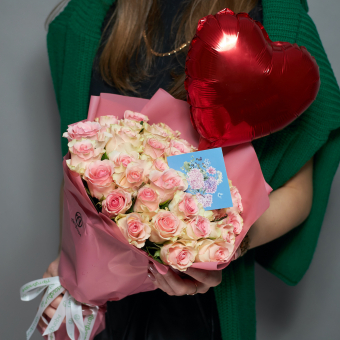 Набор размер L с букетом из 35 розовых роз Кения (35 см) в корейской упаковке