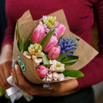 5 розовых тюльпанов с гиацинтами в упаковке