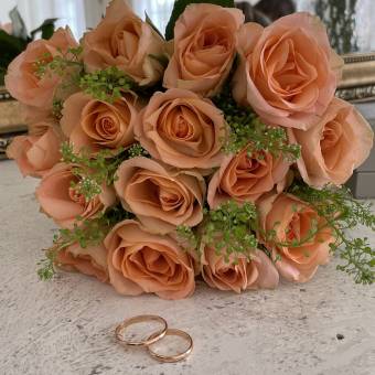 Букет невесты из персиковых роз с зеленью