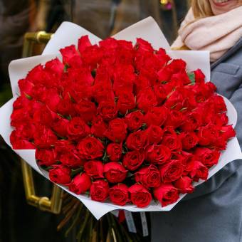 Букет из 101 красной розы 50 см (Кения) в белой упаковке