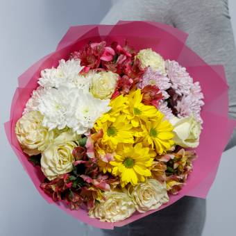 Букет из белых эквадорских роз, кустовых хризантем и альстромерии микс - М