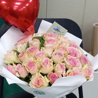 Набор размер М с букетом из 25 розовых роз Кения (35 см) в корейской упаковке